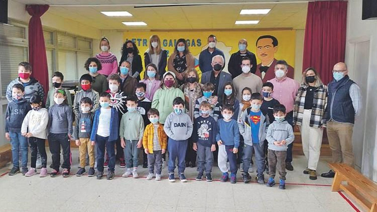 A representación da RAG, no centro, co alcalde, pais, alumnos e mestres. (J.C.)