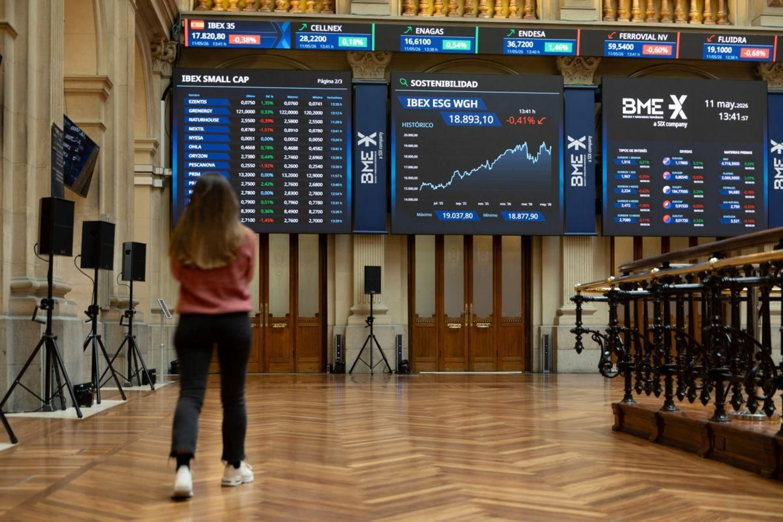 Paneles informativos en el Palacio de la Bolsa de Madrid.