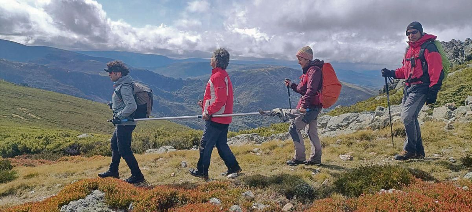 Nacho comanda un grupo con un invidente en el centro gracias a la barra horizontal.