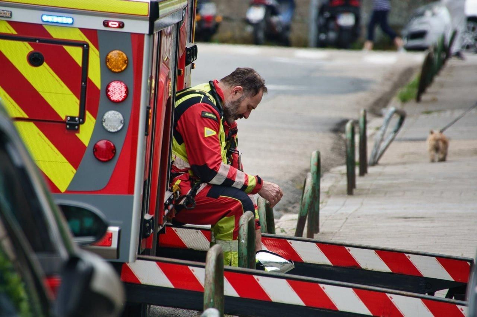 Un bombero consternado para la muerte de un compañero.