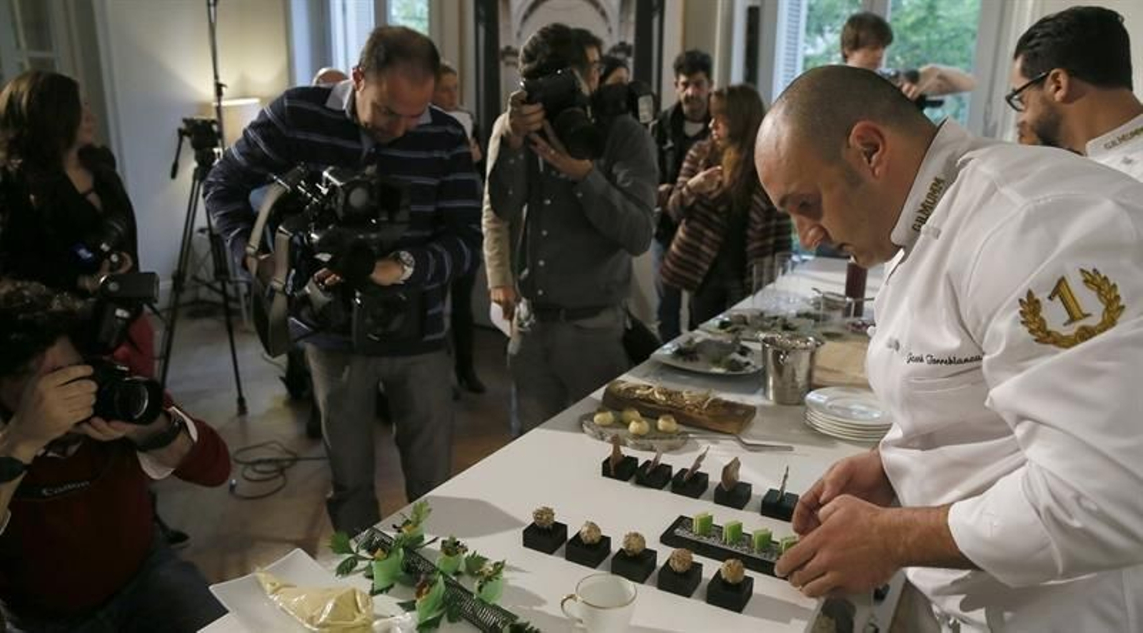 El cocinero Jacob Torreblanca, durante el acto en el que presentaron una reinterpretación del brunch. (EFE)