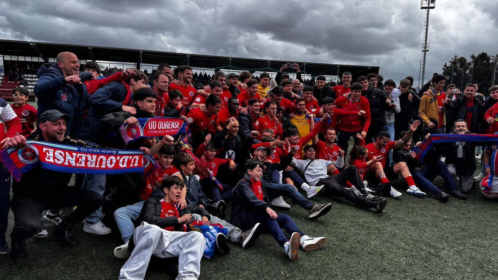 Foto de los jugadores de la UD Ourense con la afición en el campo del Silva tras conseguir el ascenso