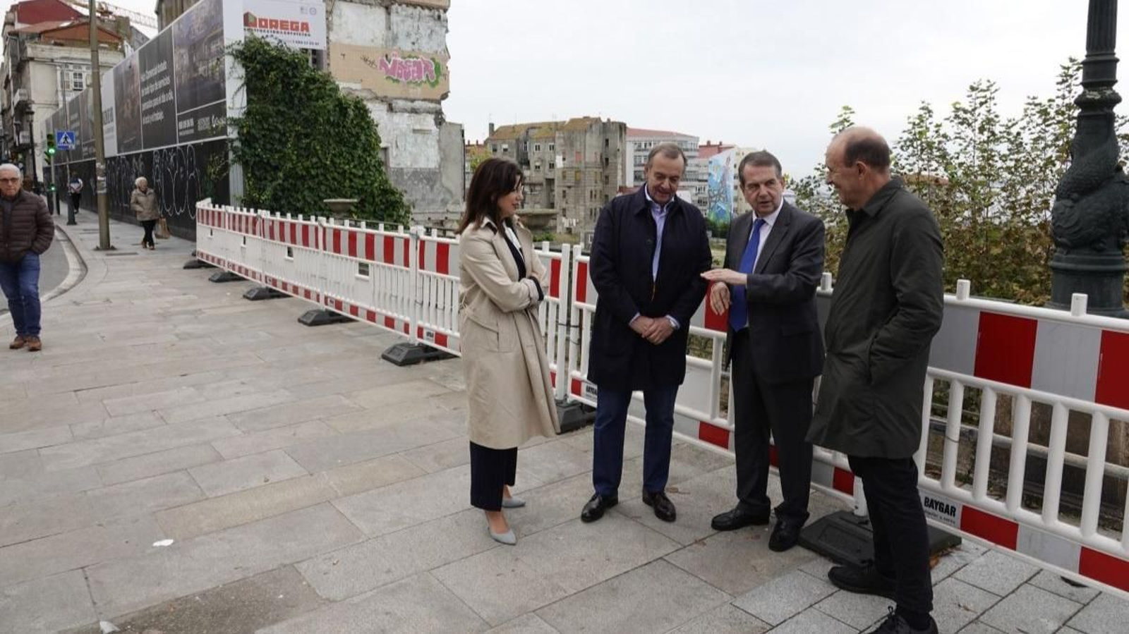 Caride y Caballero visitaron el Barrio do Cura con Alfonso Penela y los promotores.