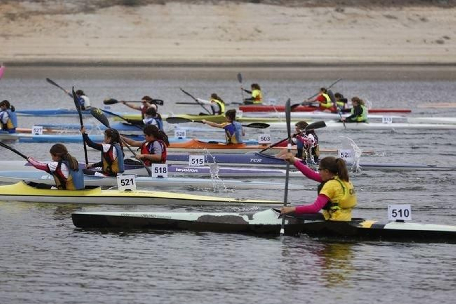 Los jóvenes palistas en plena competición en A Veiga.