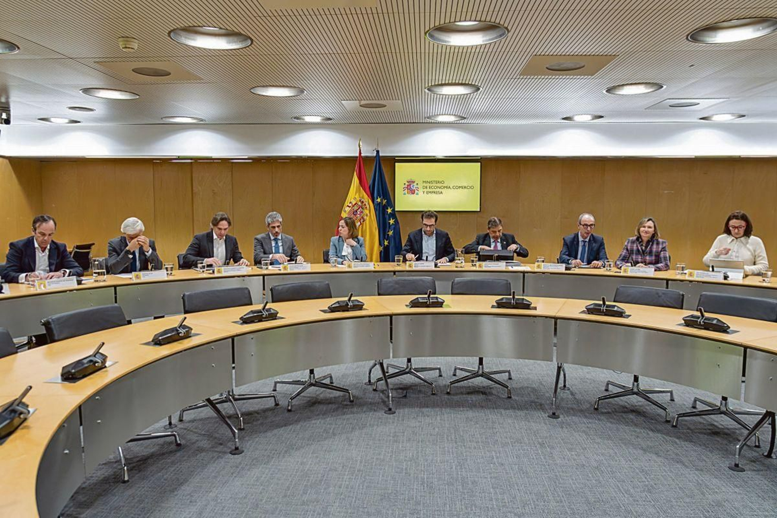 Luis Planas y Carlos Cuerpo (c), se reunieron con representantes de las industrias de alimentación.