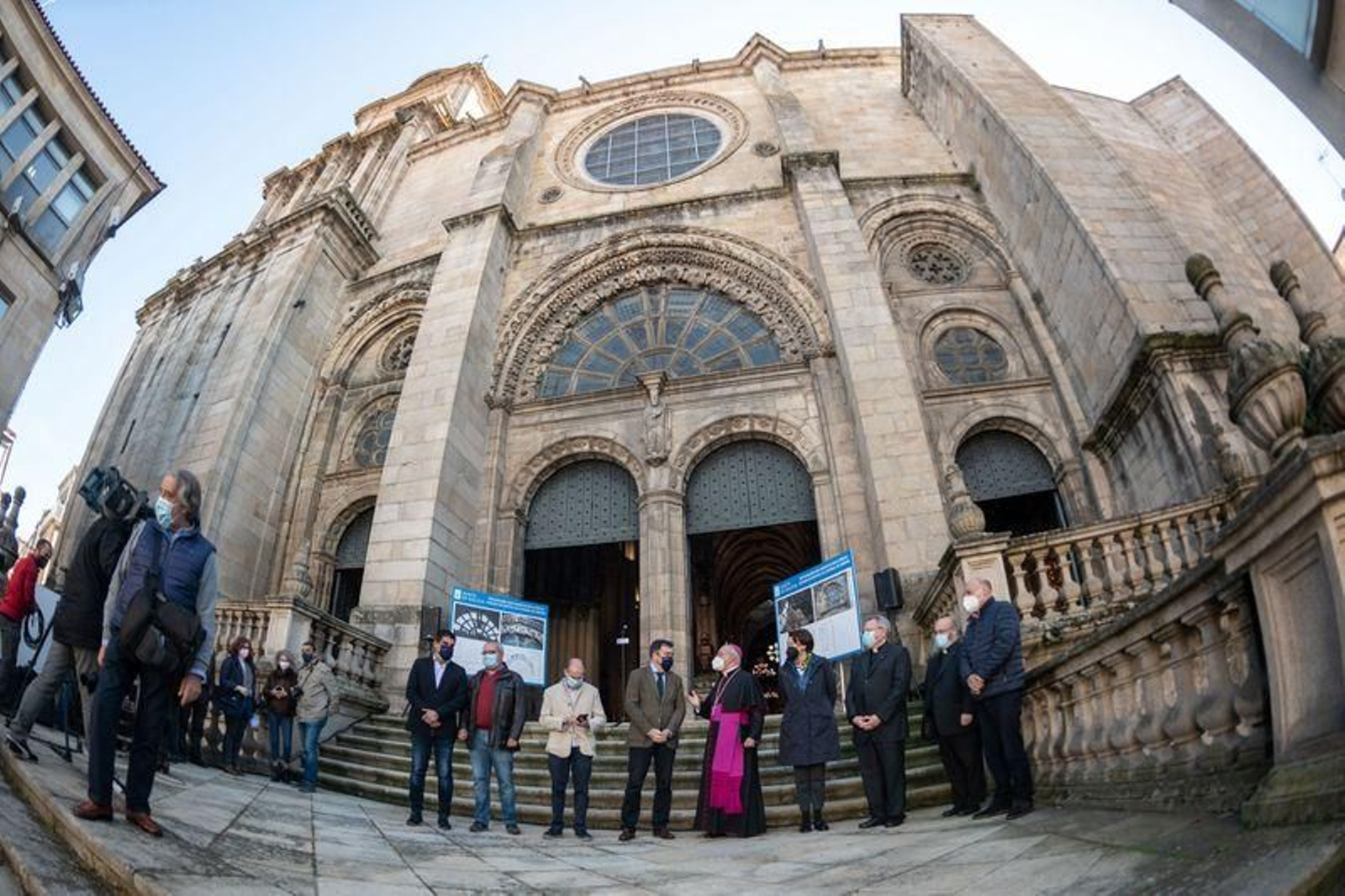 Visita del conselleiro de Cultura, Román Rodríguez, y del delegado territorial en Ourense, Gabriel Alén, a la Catedral // FOTO: ÓSCAR PINAL
