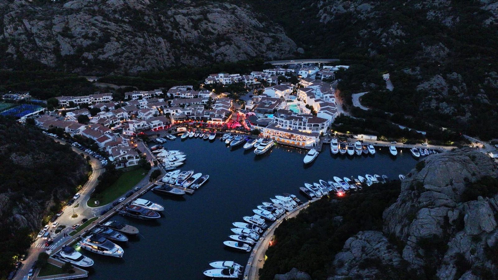 Vista aérea de las W Residences Sardinia-Poltu Quatu, en Cerdeña