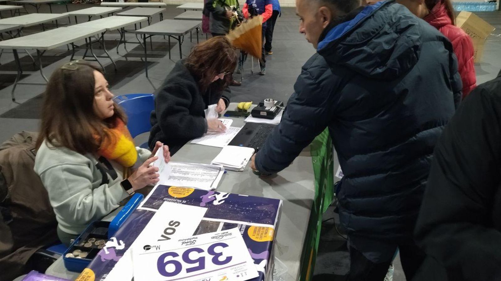 Entregando los dorsales a los inscritos.