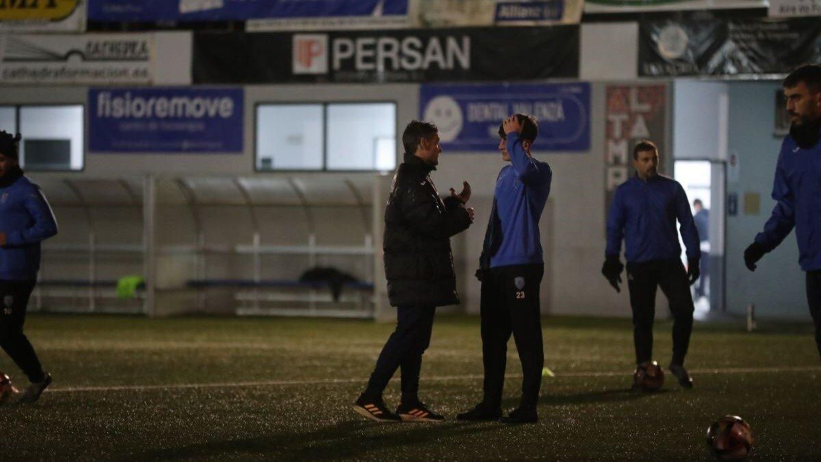 El técnico azulón, Guillermo García, se dirige al Fer.