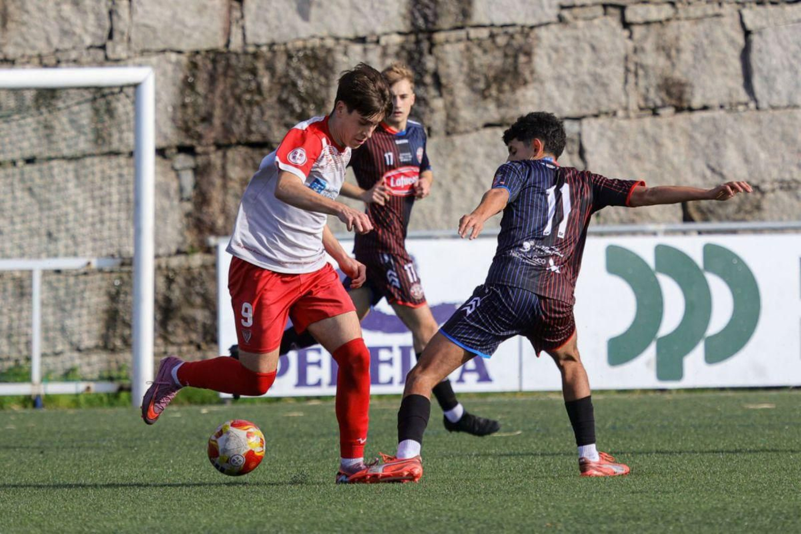 El delantero del Val Miñor Samu Valle avanza con la pelota.