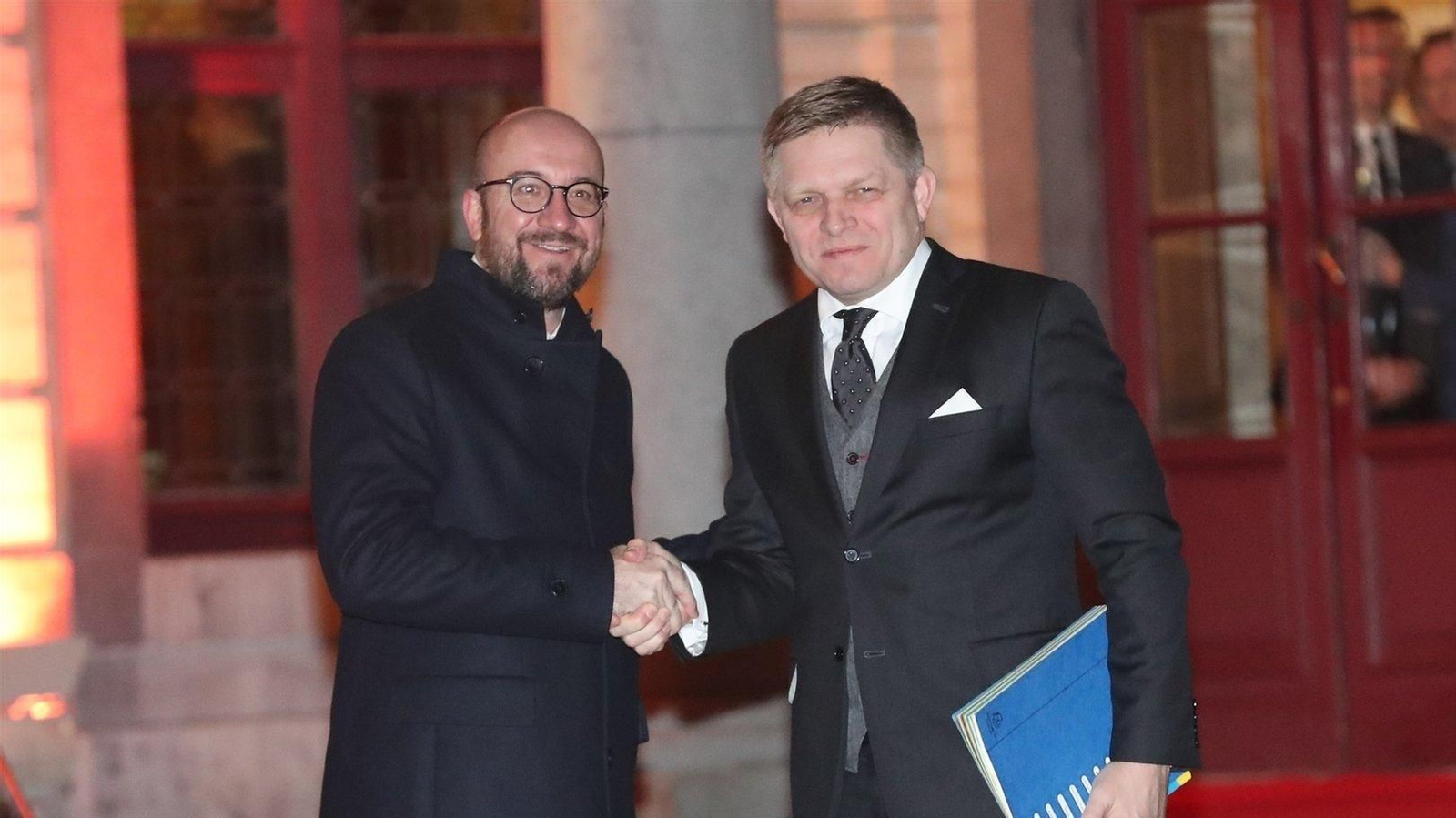 Robert Fico, a la derecha, en una imagen de archivo con Charles Michel, presidente del Consejo Europeo.