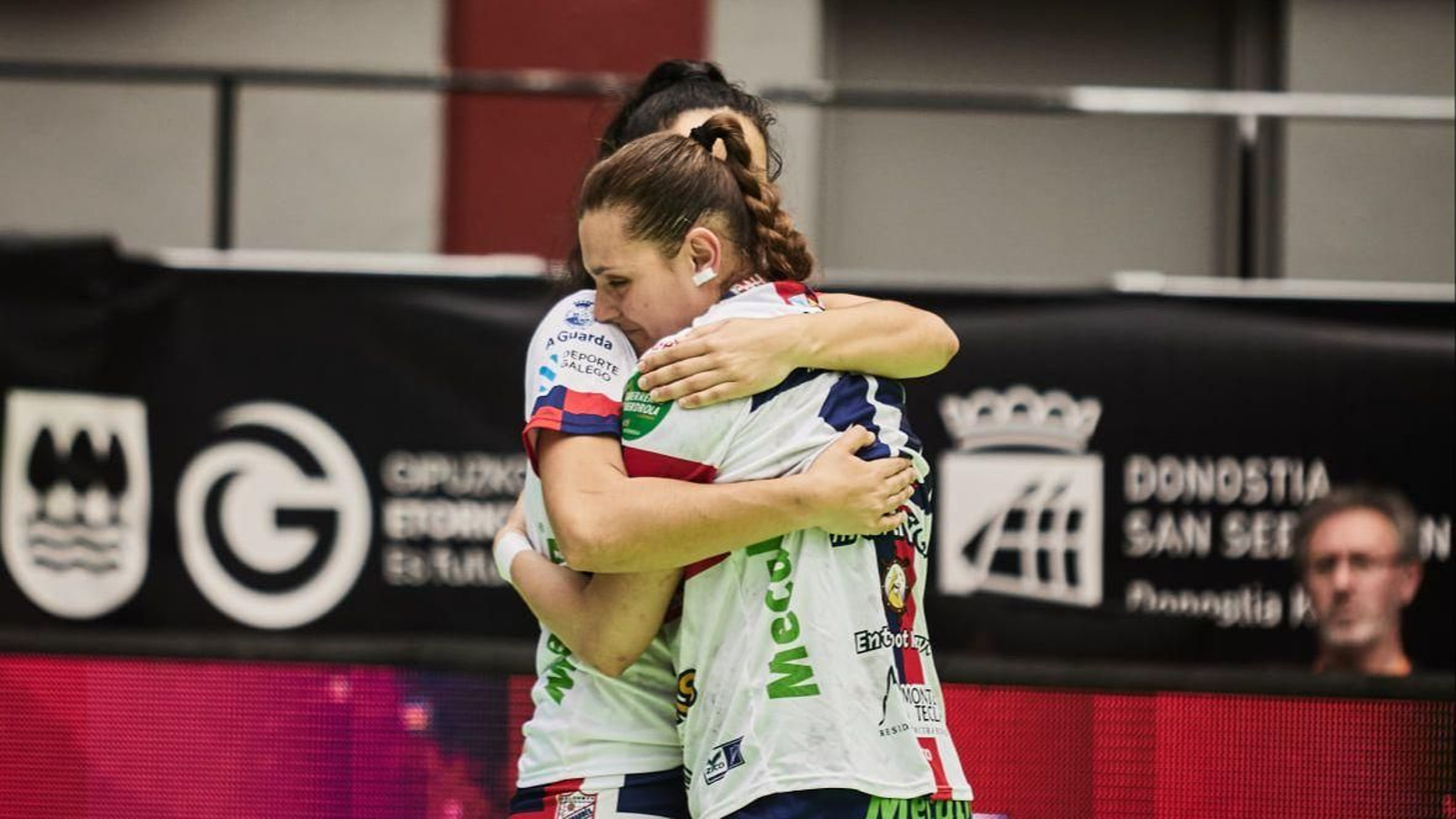 Fanny Descalzo y Carolina Silva se consuelan mutuamente tras una final perdida que todavía duele.