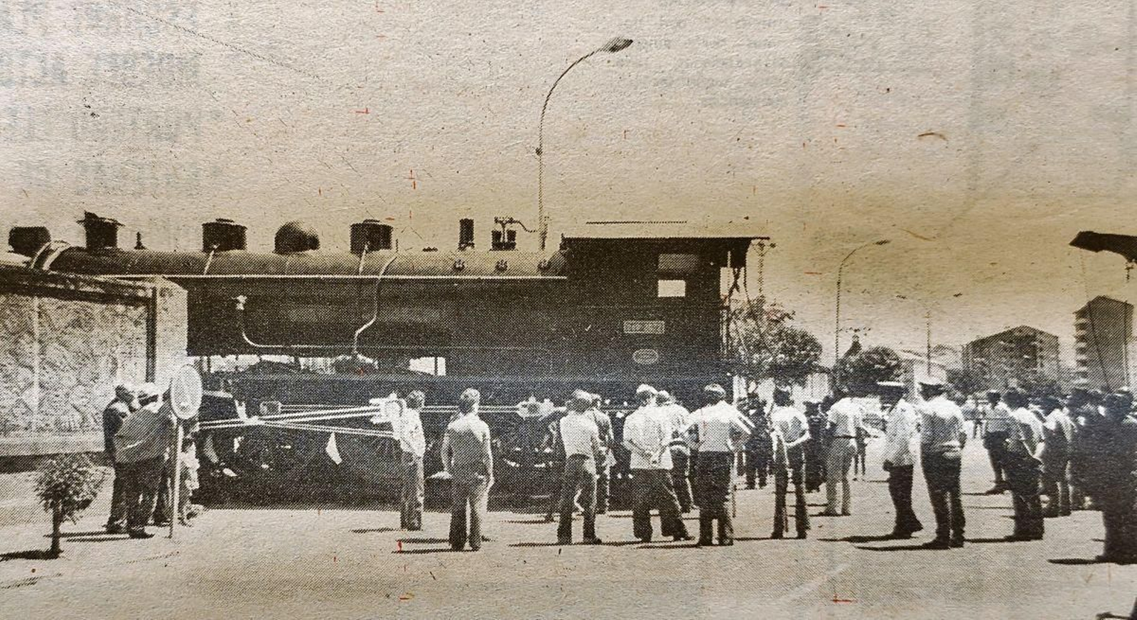 La locomotora saliendo de la Estación en medio de una gran expectación.