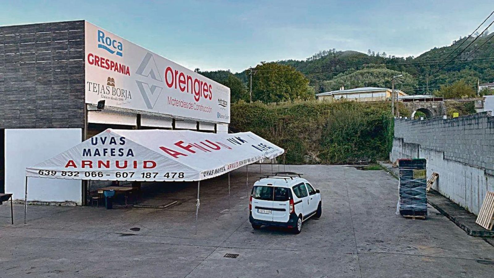 Expositor de Frutas Mafesa en la carretera de Vigo.