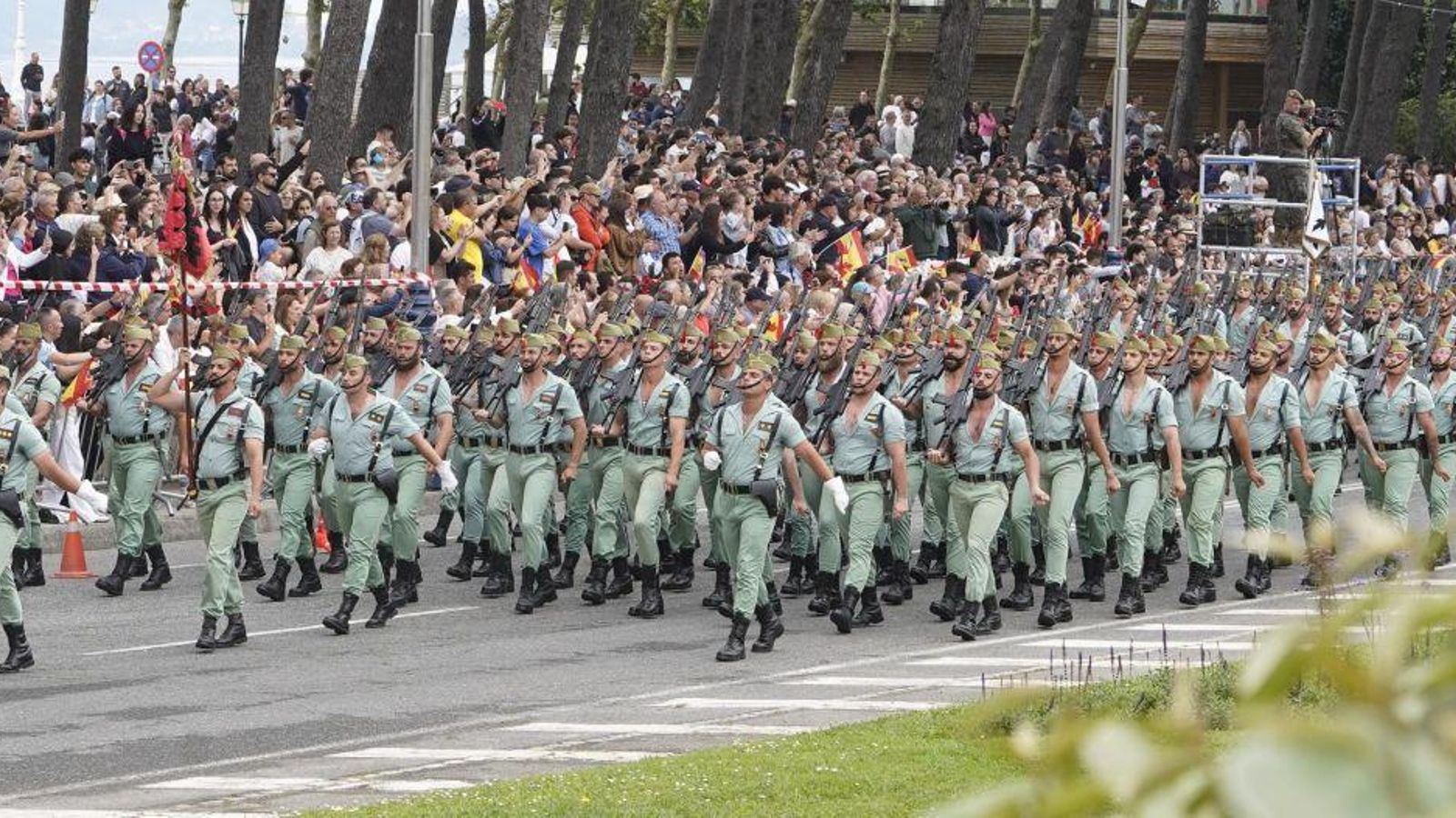 Desfile de la Legión frente a un Samil abarrotado de público