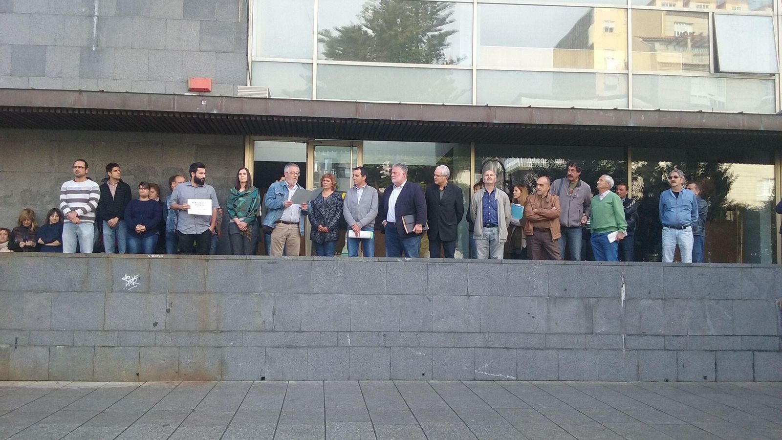 Xosé Pazos, alcalde de Cangas, leyó un manifiesta de repulsa a la violencia.