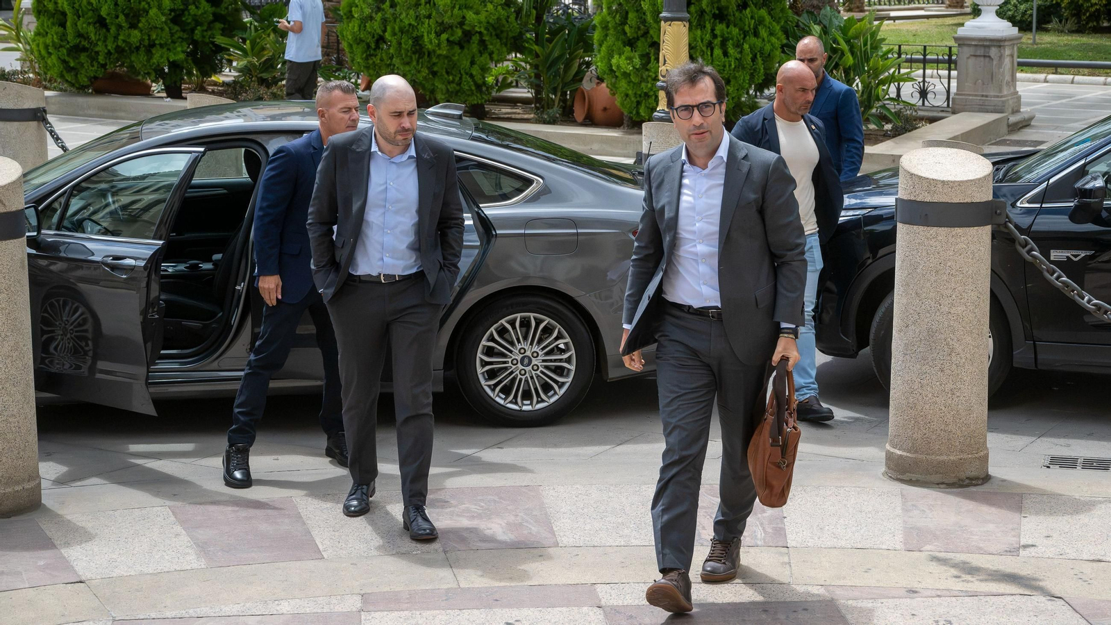 El vicepresidente primero y ministro de Economía, Comercio y Empresa, Carlos Cuerpo, se reúne con el presidente de Ceuta, Juan Jesús Vivas, en el Palacio de la Asamblea de Ceuta
