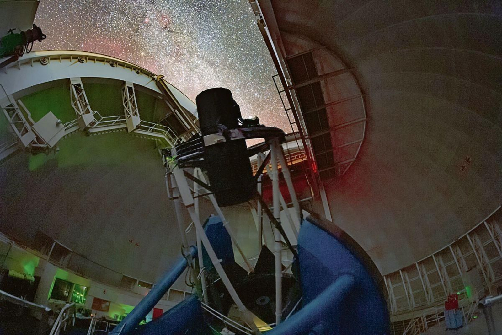 El Instrumento Espectroscópico de Energía Oscura realizando observaciones.