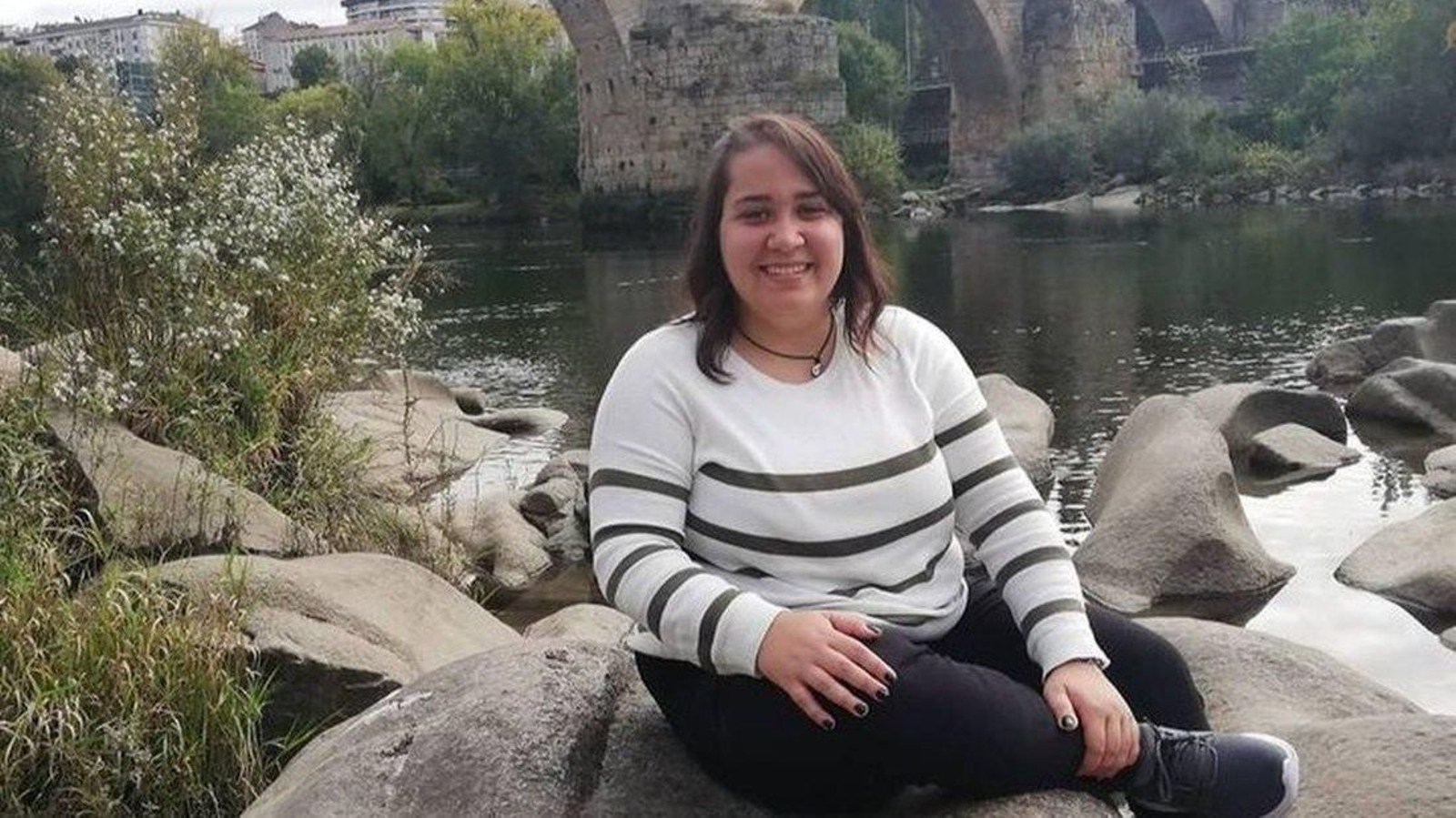 Fabiola González acompaña a pacientes en el área sanitaria de Ourense.