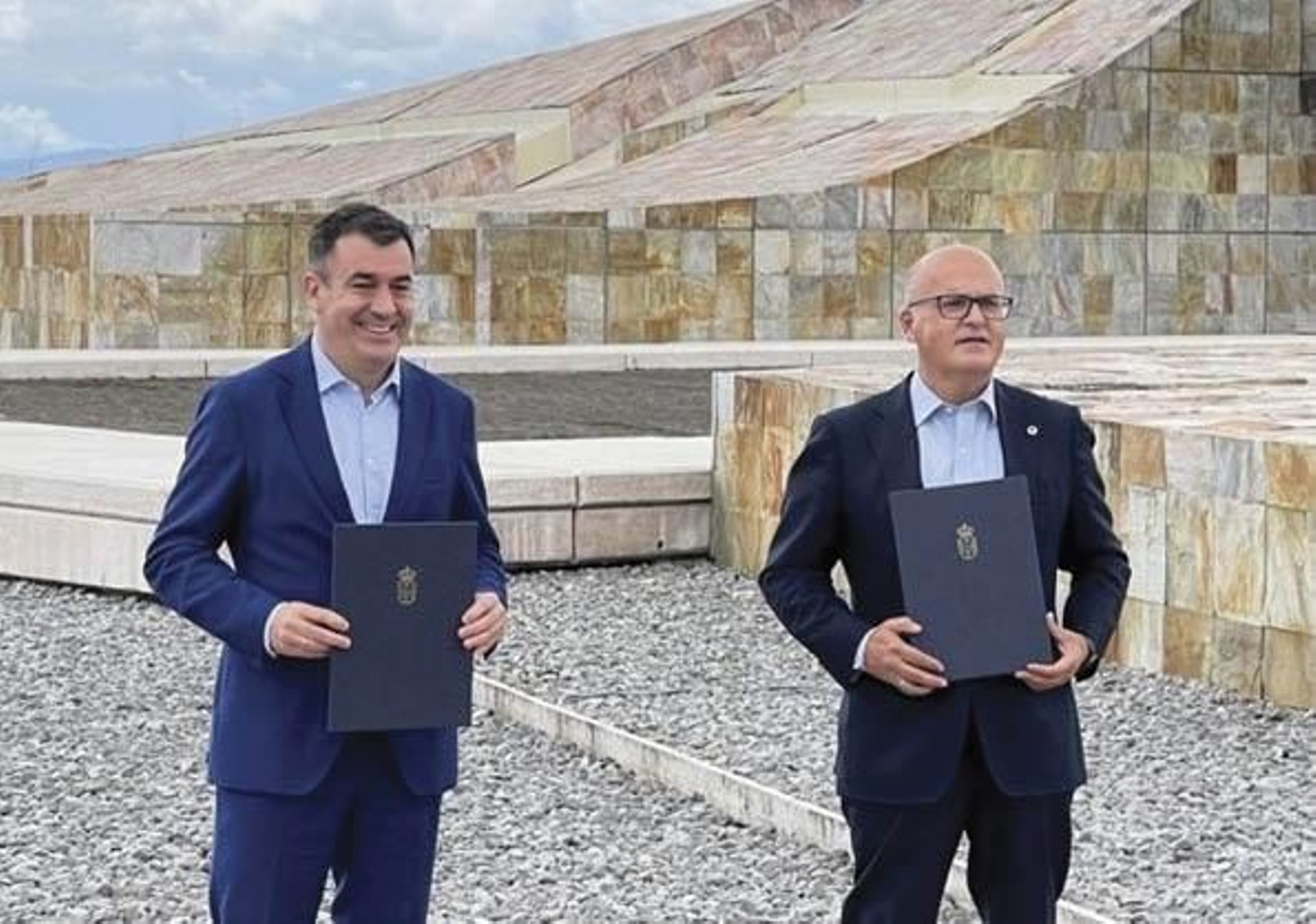 Román Rodríguez, conselleiro de Educación y Manuel Baltar, presidente de la Diputación de Ourense, en la Cidade da Cultura (Santiago de Compostela).