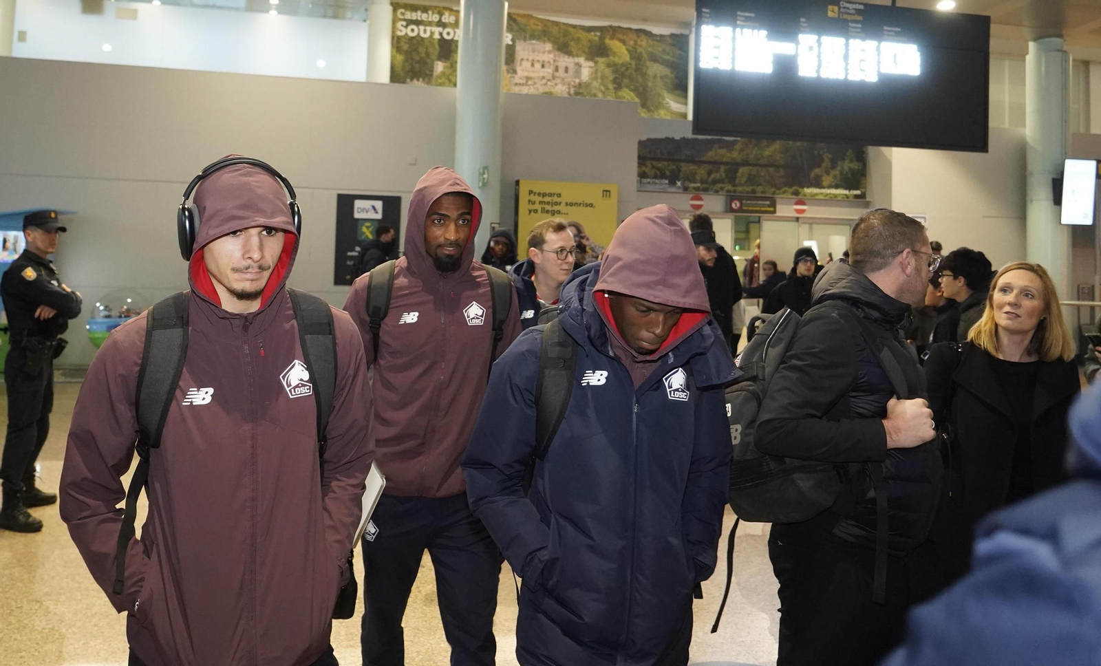 Los jugadores del Lille saben que va a llover y llevan capucha hasta bajo techo, como ayer en Peinador.