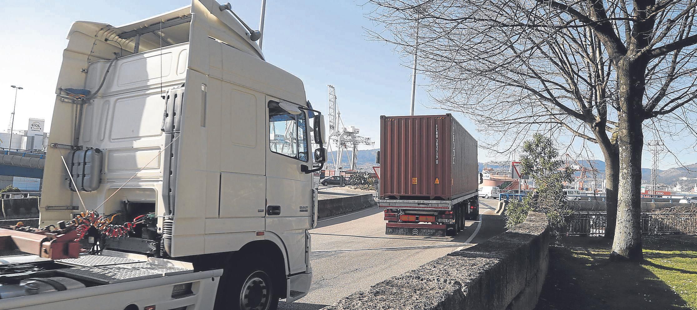 La zona portuaria es una de las más habituales para los controles de transportes profesionales por parte de la Policía Local.