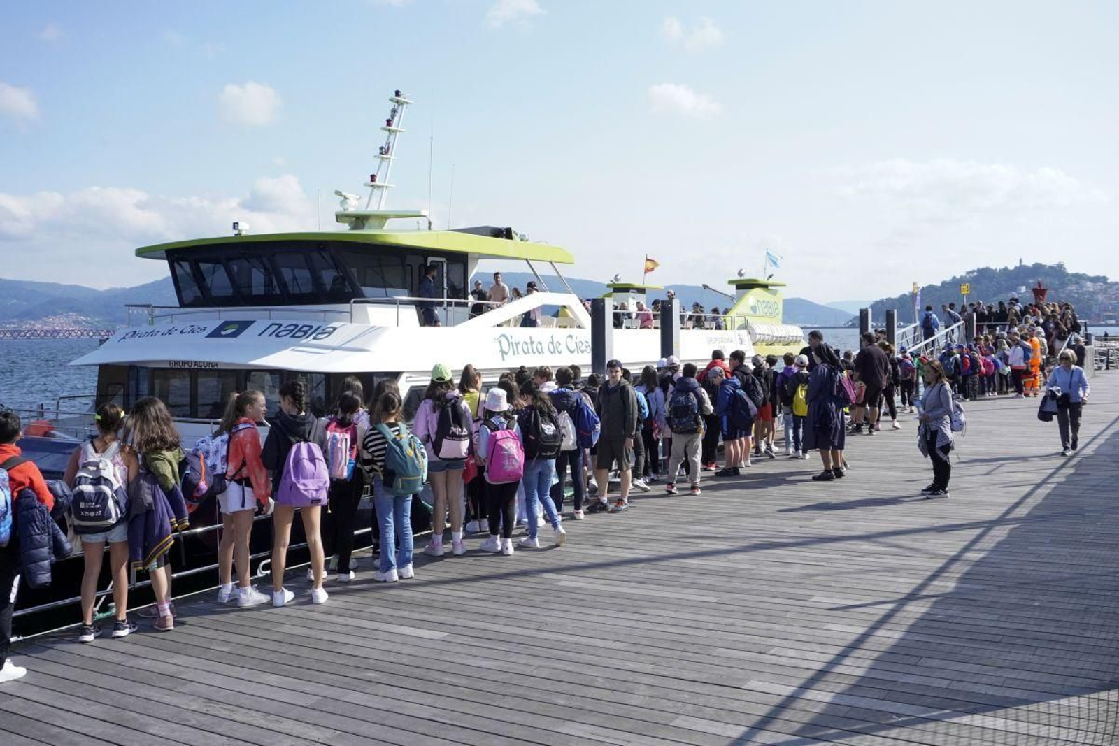 Colas para embarcar desde Vigo a las Cíes el 15 de mayo, primer día de la temporada alta.