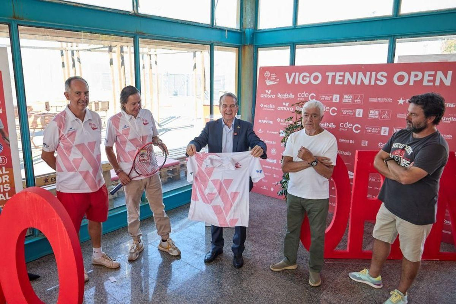 Abel Caballero, alcalde de Vigo, sostiene la camiseta del torneo, ayer en la presentación de la competición.