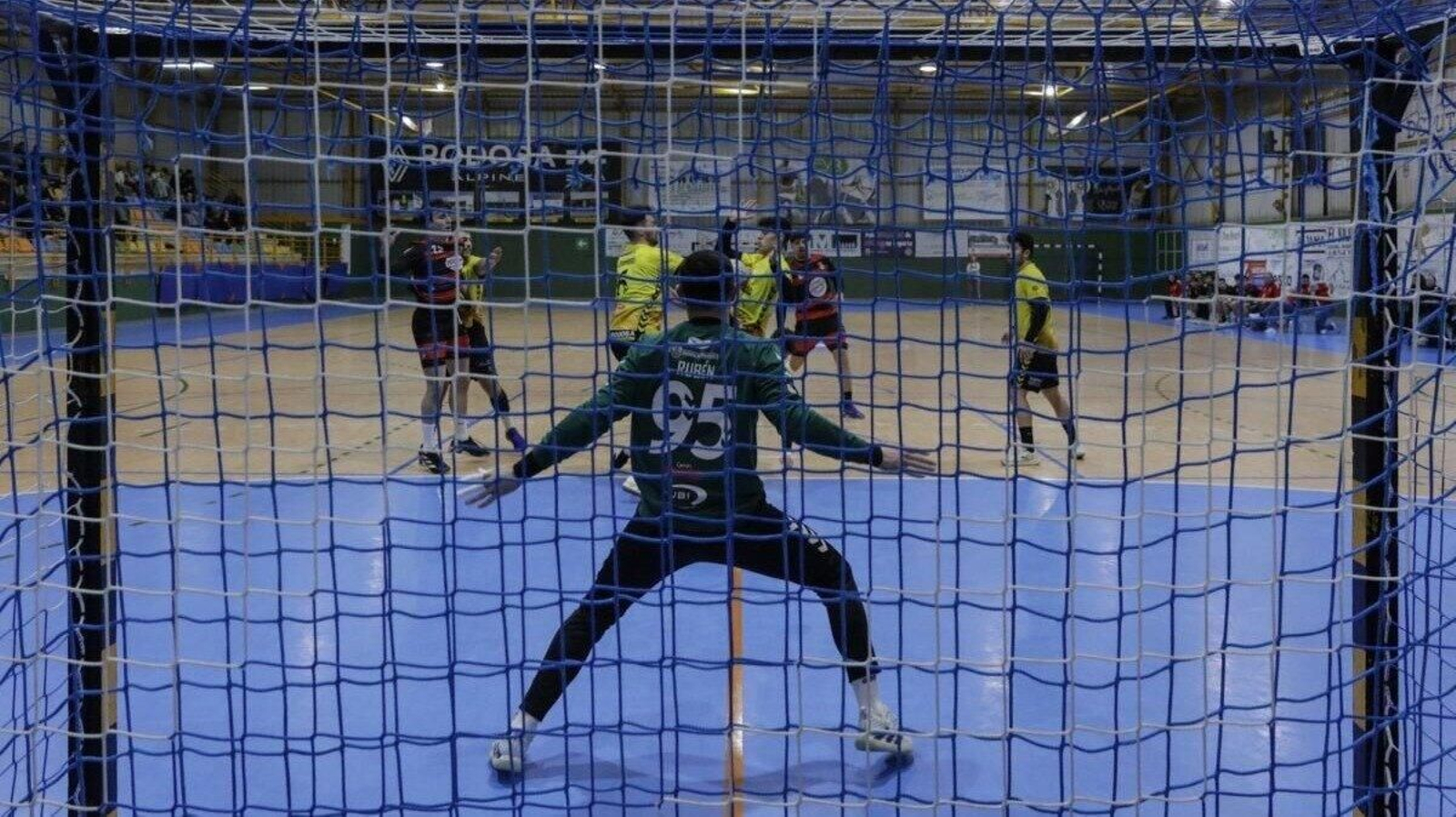 Rubén, uno de los porteros del Ribeiro, ante un ataque del Lalín en O Consello. (Foto: Iago Cortón)