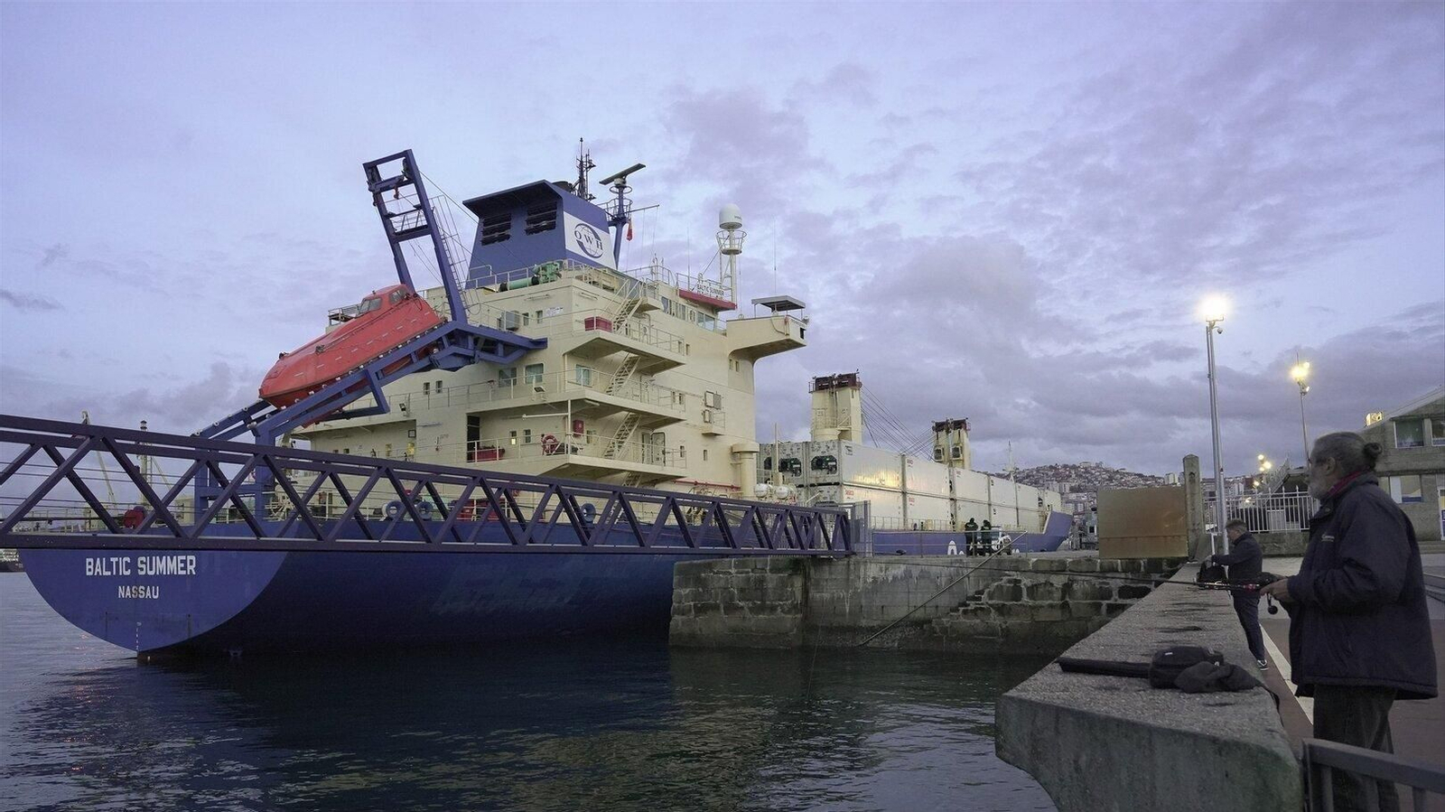 Agentes de la UCO inspeccionan el buque Baltic Summer atracado en el puerto de Vigo. (Foto: Europa Press)