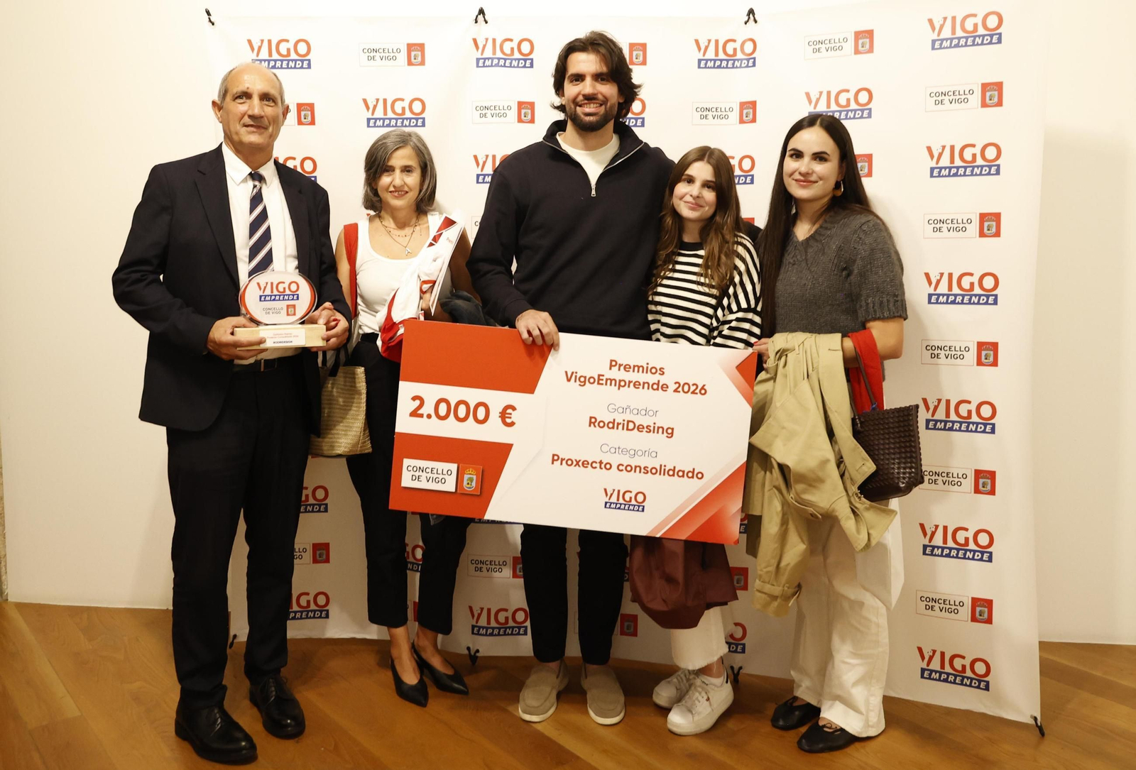 Rodrigo García, ganador del premio al proyecto consolidado, posa con familiares y el cheque de 2.000 euros.