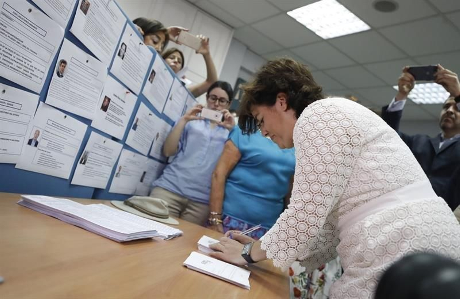 Soraya Sáenz de Santamaría, ejerciendo su derecho al voto.