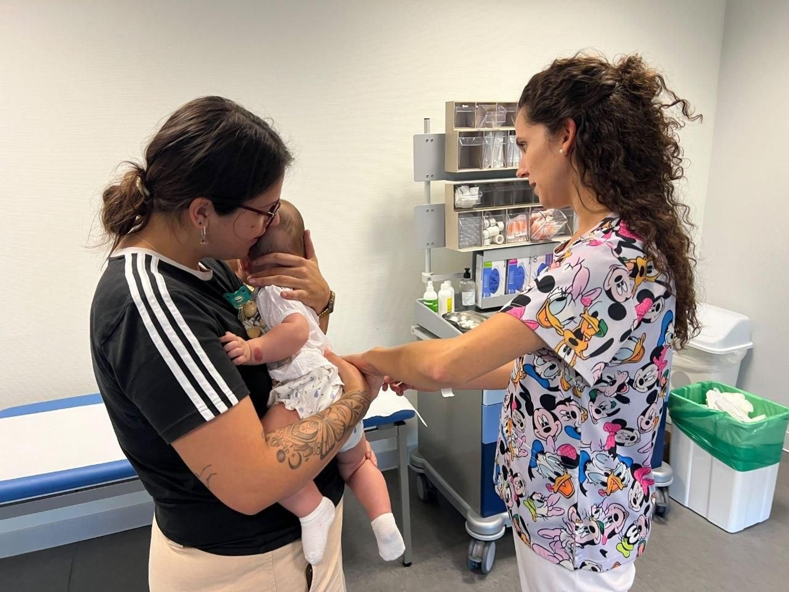 Uno de los bebés que inmunizó esta semana el Hospital Álvaro Cunqueiro.