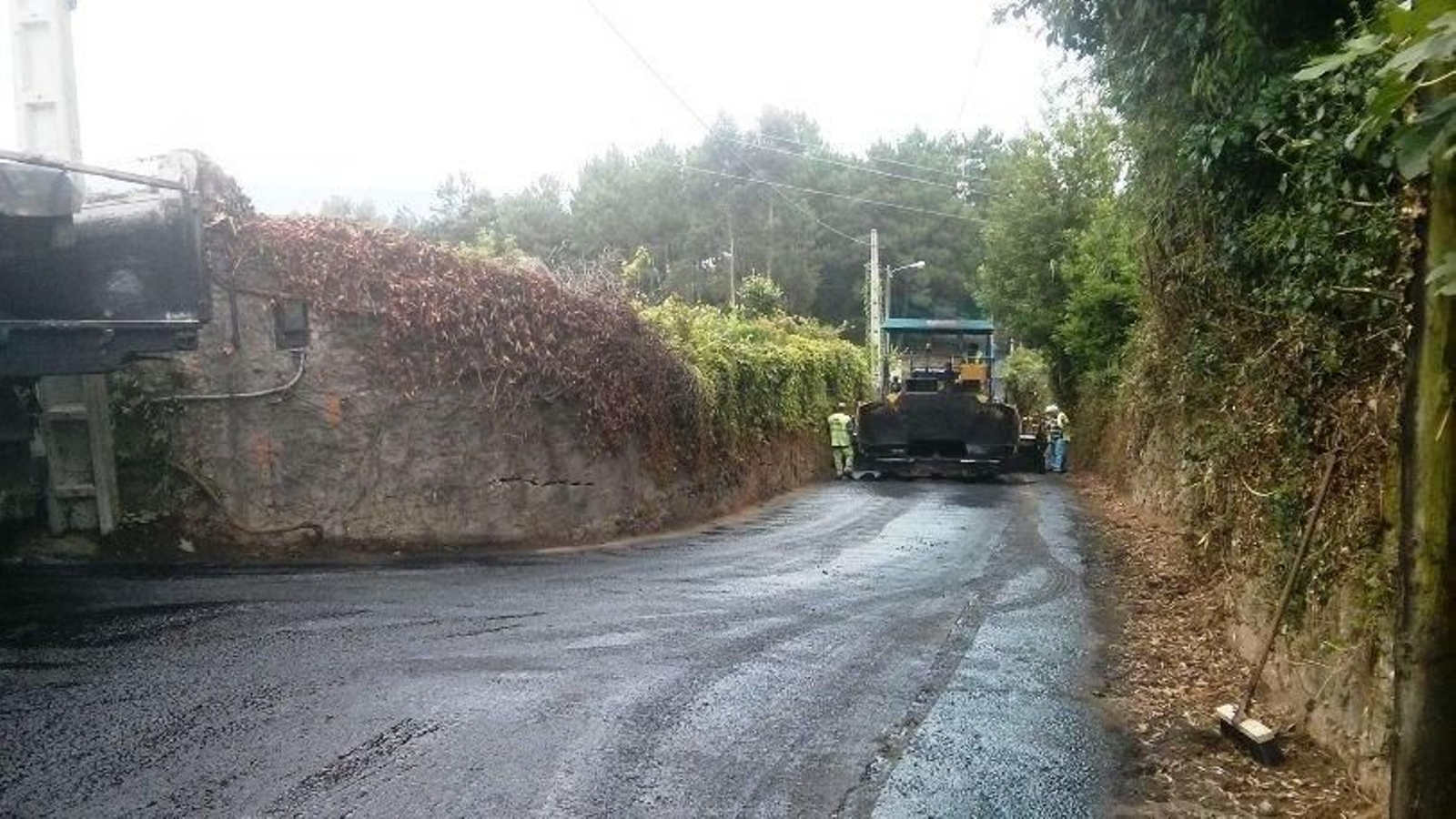 El asfaltado de caminos mejorará la comunicación en las diferentes parroquias tudenses.