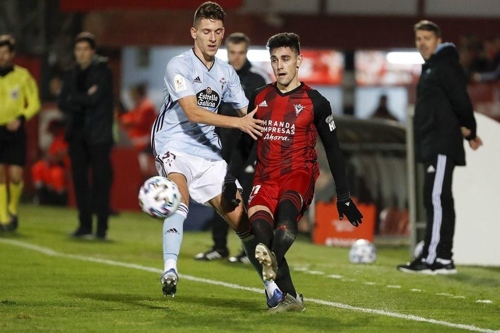 José Fontán presiona Merquelanz en el encuentro de ayer.