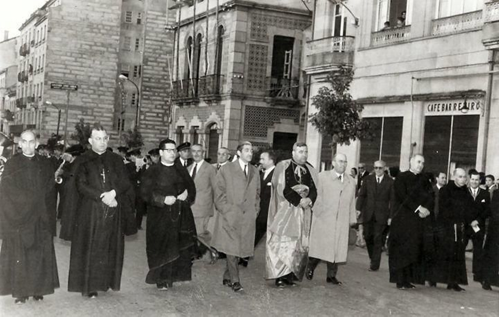 Angel Temiño, obispo de Ourense en procesión en los años 60.