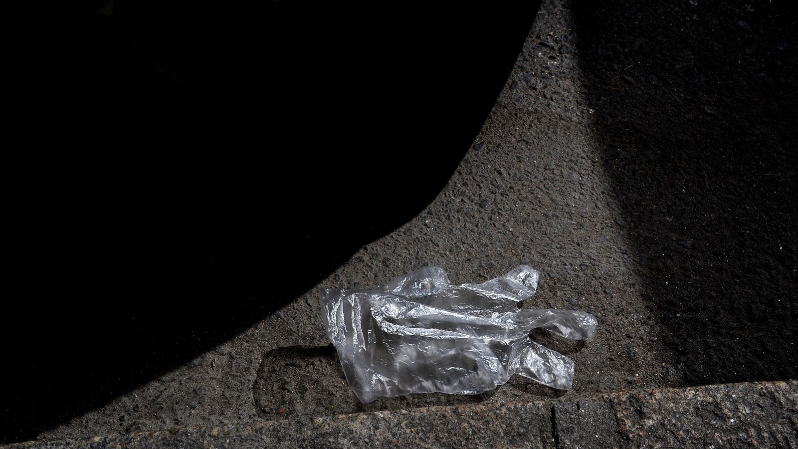 OURENSE 12/04/2020.- Historias del coronavirus, utillaje en la calle. José Paz