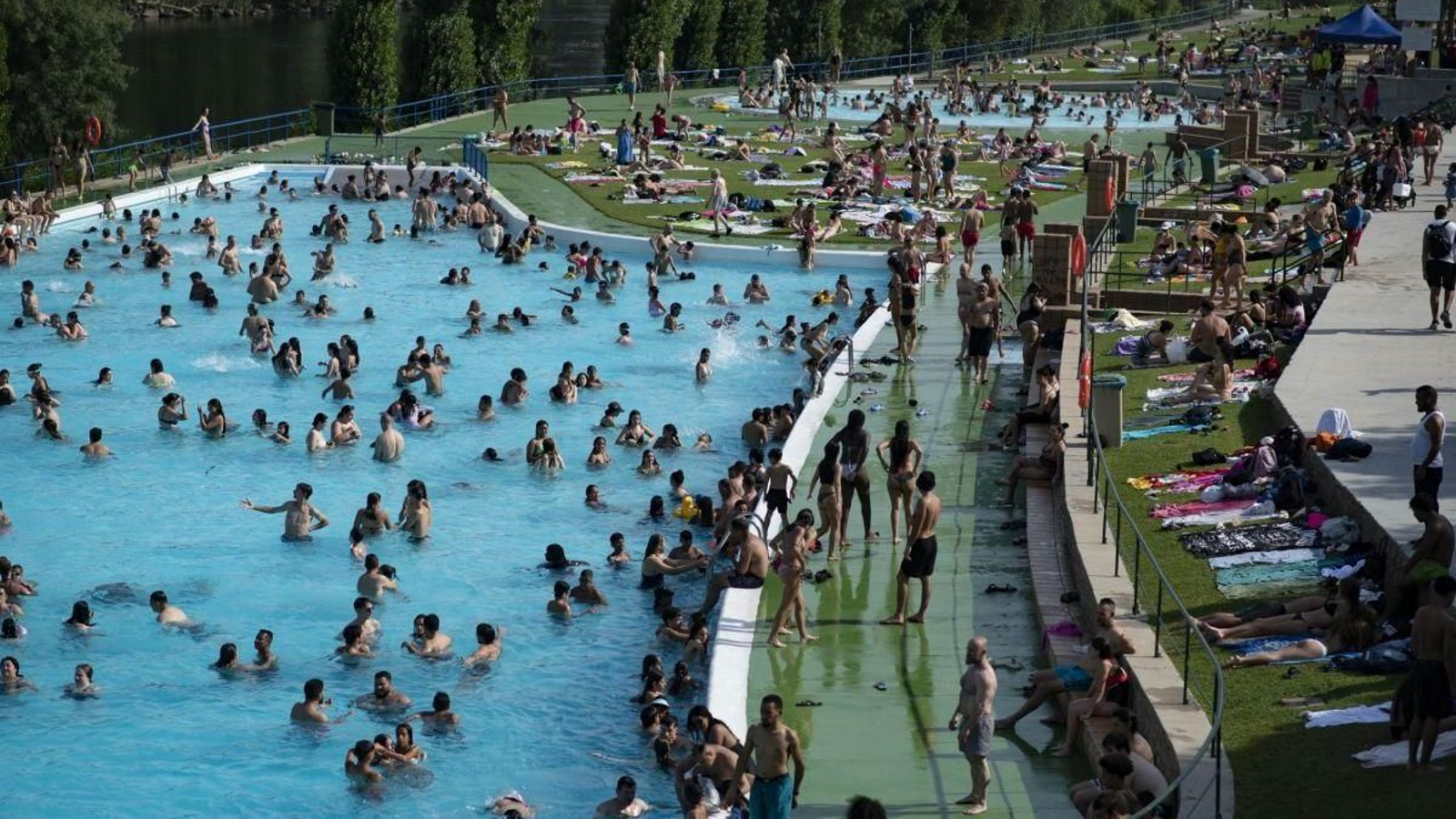La alta afluencia a las piscinas de Oira, impulsada por la ola de calor, llevó ayer al Concello de Ourense a anunciar un mayor control del aforo, estipulado en un máximo de 2.000 personas.
