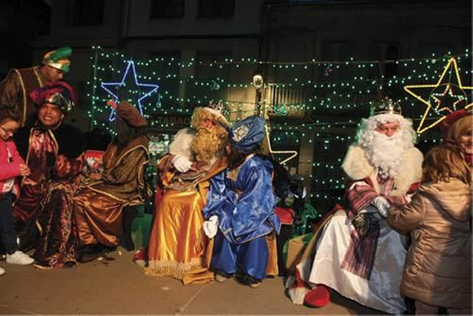 Los Reyes Magos hablan con los niños en la Plaza Mayor de Xinzo, en una edición previa al covid.