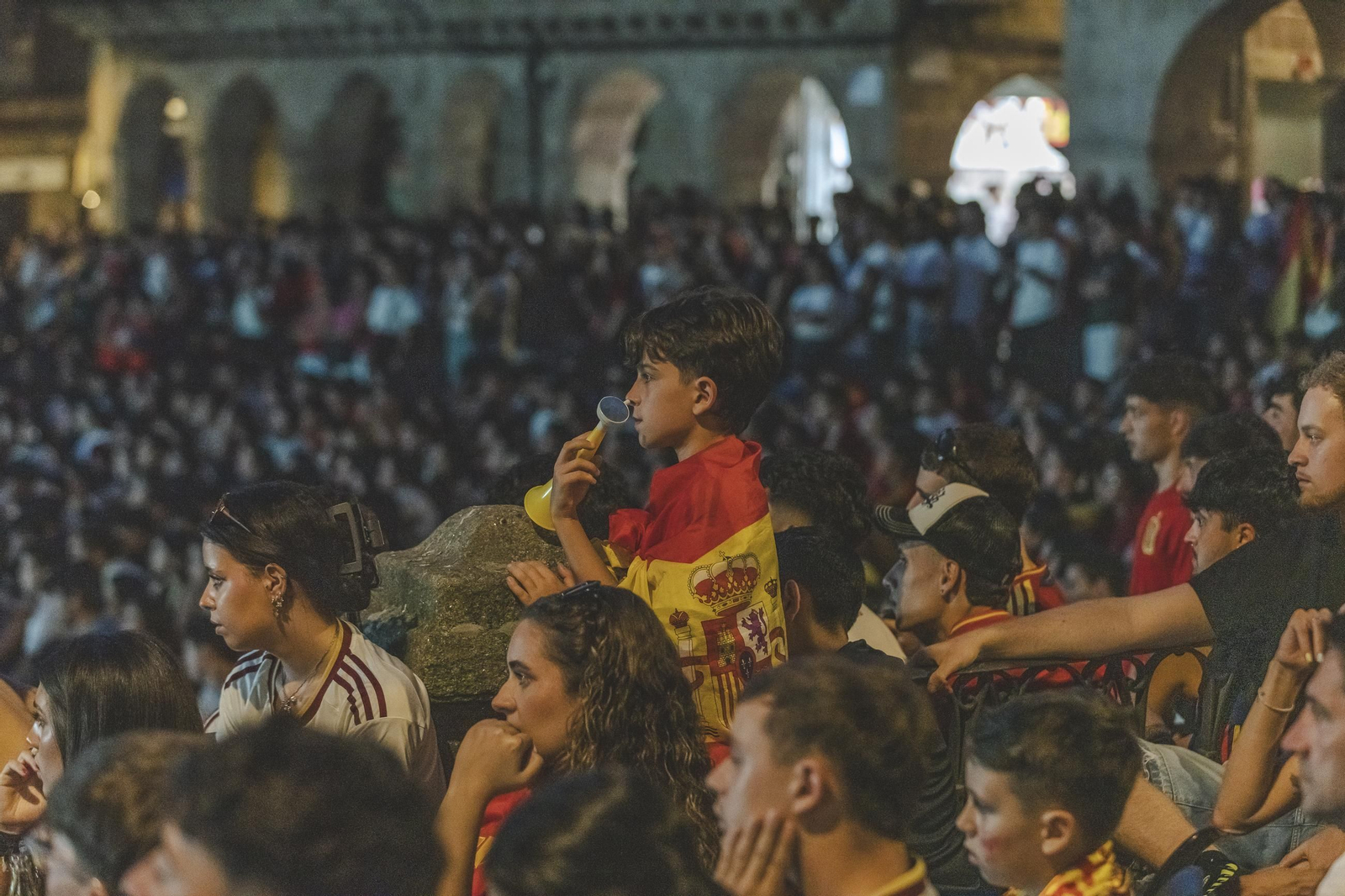 Galería | Camisetas, banderas y las calles de Ourense llenas de emoción por ver a España jugar los cuartos de final, en fotos
