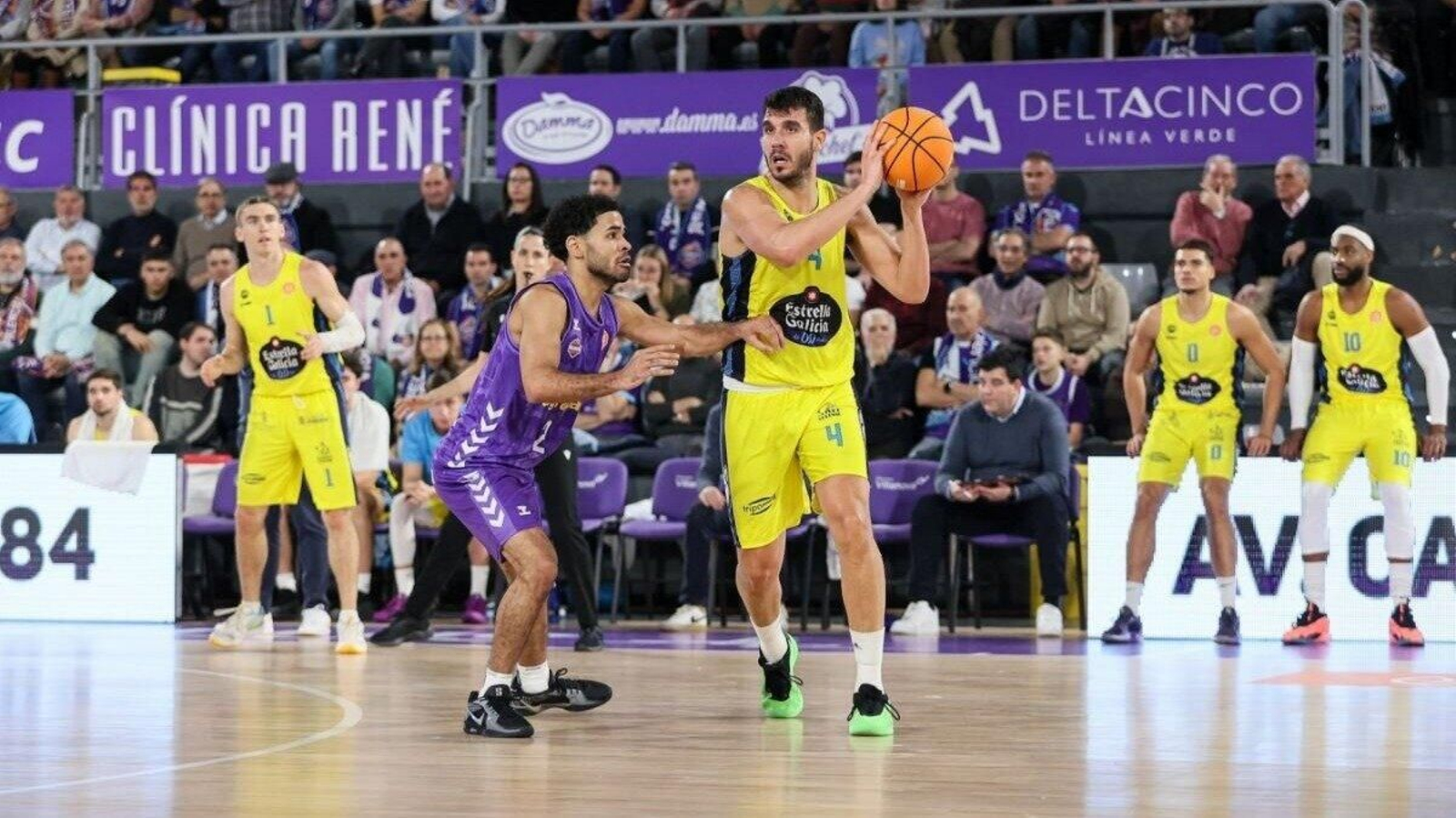 Sergio Rodríguez trata de superar al Alec Wintering.